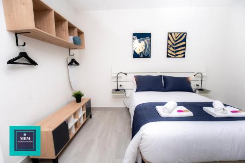 - une chambre avec un lit et 2 serviettes dans l'établissement Mara 1 Playa del Burrero junto al mar wifi gratis, à Ingenio