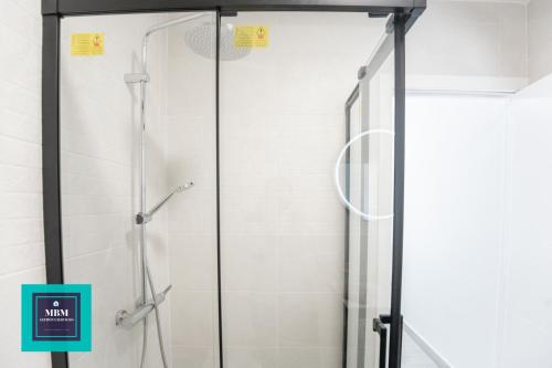 La salle de bains est pourvue d'une douche avec une porte en verre. dans l'établissement Mara 1 Playa del Burrero junto al mar wifi gratis, à Ingenio