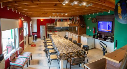 une salle à manger avec une grande table et des chaises dans l'établissement Casona confortable y cálida con hermoso jardín, à Río Gallegos