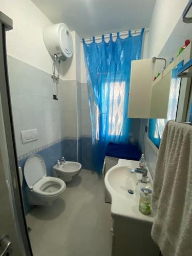 Baño pequeño con aseo y lavamanos en Appartamento vista mare, en Campomarino