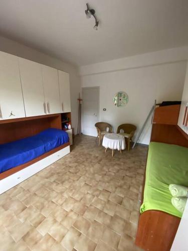 Habitación con cama y mesa. en Appartamento vista mare, en Campomarino