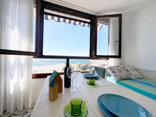 a room with a table and a large window at Primera linea de Playa de Martina in Almerimar