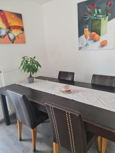 una mesa de comedor con sillas y una pintura de mariposas en Attic pour 4 personnes en Munster
