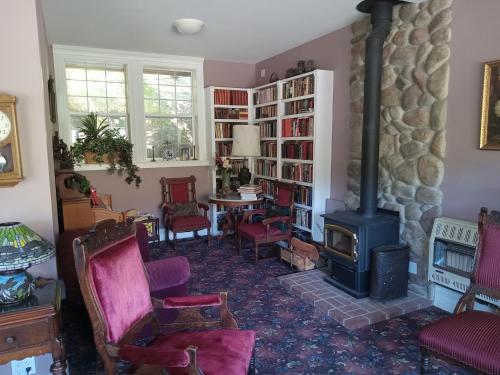 Χώρος καθιστικού στο Hearthstone Elegant Lodge