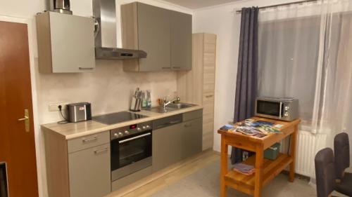una piccola cucina con lavandino e piano cottura di Appartement Schareckblick a Bad Gastein