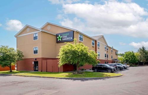 a hotel with cars parked in a parking lot at Extended Stay America Suites - Syracuse - Dewitt in East Syracuse