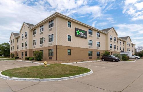 a large building with a parking lot in front of it at Extended Stay America Select Suites - Des Moines - Urbandale in Clive
