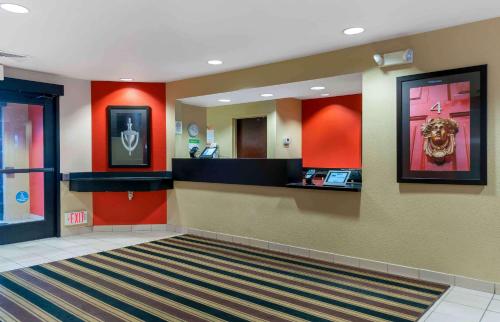 a lobby with a waiting room with a rug at Extended Stay America Suites - Detroit - Metropolitan Airport in Romulus