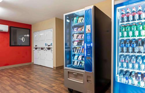 una máquina de refrescos en el pasillo de una tienda con botellas de soda en Extended Stay America Suites - Reno - South Meadows en Reno