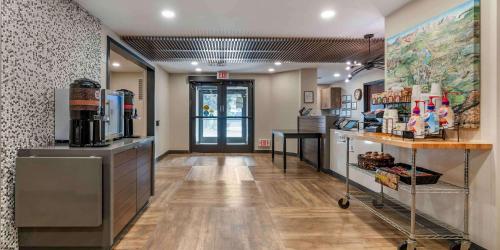a room with a coffee shop with a counter at Extended Stay America Premier Suites - San Francisco - Belmont in Belmont