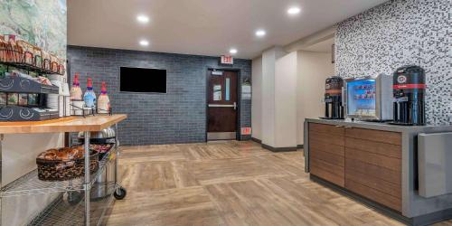 a restaurant with a coffee shop with a counter at Extended Stay America Premier Suites - San Francisco - Belmont in Belmont