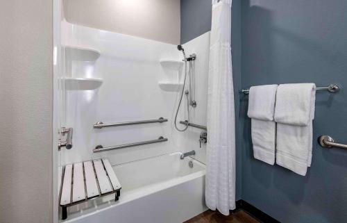 uma casa de banho com uma banheira e um chuveiro com toalhas em Extended Stay America Premier Suites - San Francisco - Belmont em Belmont