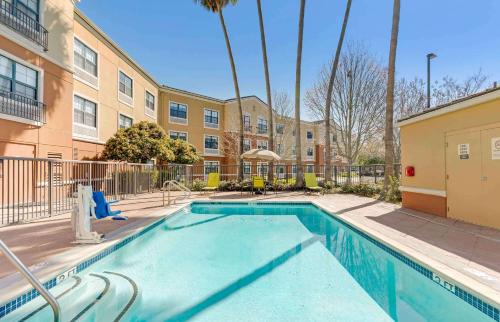 einem Pool vor einem Apartmentgebäude in der Unterkunft Extended Stay America Suites - San Ramon - Bishop Ranch - East in San Ramon
