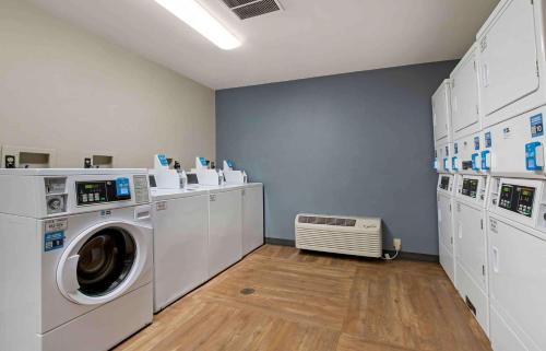 a laundry room with a washer and dryer at Extended Stay America Suites - San Ramon - Bishop Ranch - East in San Ramon