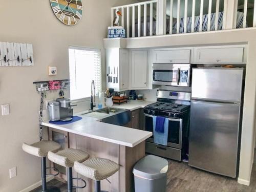 une cuisine avec des appareils en acier inoxydable et un comptoir dans l'établissement Dock Holiday! Waterfront cottage with boat ramp!, à Cross Roads