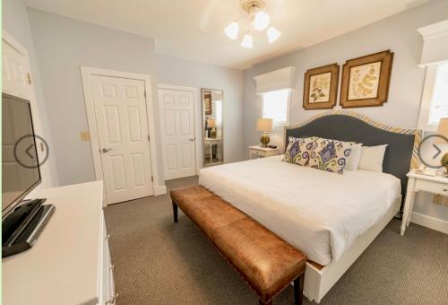 - une chambre avec un lit et un banc dans l'établissement Townes at King’s Creek, Busch Gardens Amusement Park & Water Country, Williamsburg, VA, à Williamsburg