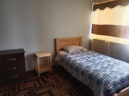 Dormitorio pequeño con cama y vestidor en Nuevo Chez Julie 2, LA casa de Julie, en Arequipa