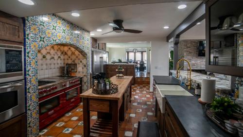 パーカーにあるGorgeous Hacienda on the River! Private dock!の広いキッチン(カウンター、カウンタートップ付)