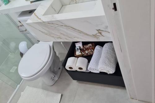 baño con aseo blanco y toallas en Casa da Miss, en Florianópolis