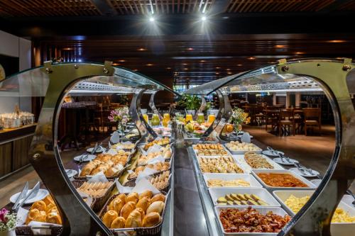 a buffet line with many different types of pastries at Paradiso Corporate in Cabo Frio