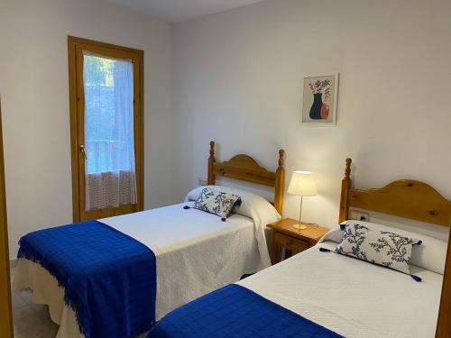 1 Schlafzimmer mit 2 Betten und einem Fenster in der Unterkunft BUENAVISTA2 in Biescas