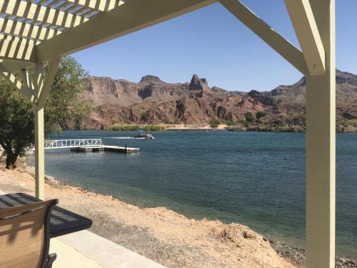 uma vista para um lago com uma doca e montanhas em Margaritaville at River Lodge! Right on the river! 