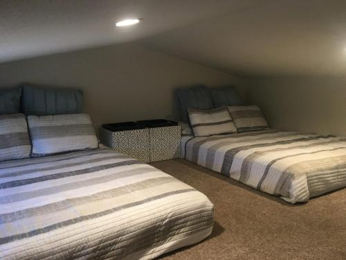a bedroom with two beds in a room at Margaritaville at River Lodge! Right on the river! in Cross Roads