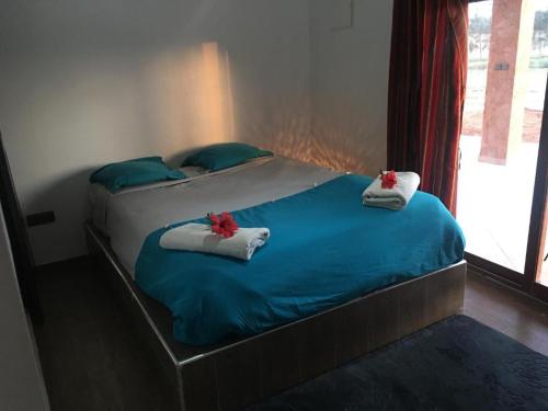- une chambre avec 2 lits, des serviettes et une fenêtre dans l'établissement Chez Billy, Villa moderne avec piscine privé, à Agadir