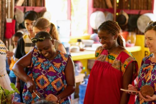 un grupo de mujeres mirando sus celulares en Palmento Grove Garifuna Eco-Cultural & Healing Institute, en Hopkins