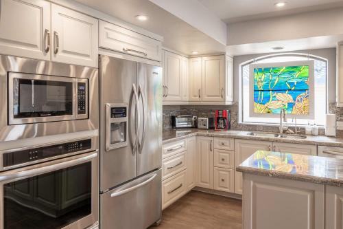 Una cocina o zona de cocina en Moovalya Keys Riverfront! Room for all!