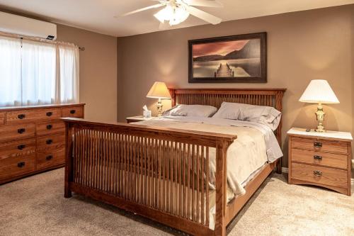 um quarto com uma cama grande e uma estrutura em madeira em Moovalya Keys Riverfront! Room for all! em Parker