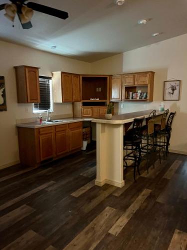 Parker Strip pool house with game room!にあるキッチンまたは簡易キッチン