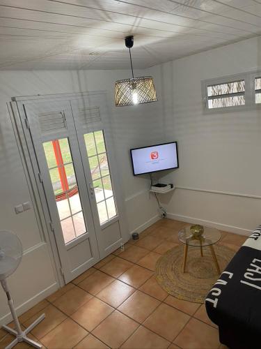 TV a/nebo společenská místnost v ubytování Residence Les Palmiers