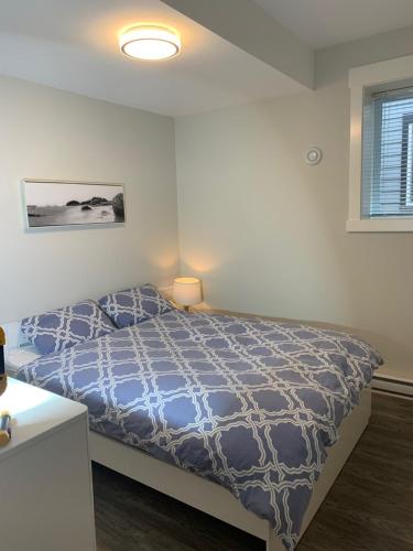 Ένα ή περισσότερα κρεβάτια σε δωμάτιο στο Modern 2BR Guest House in North Nanaimo