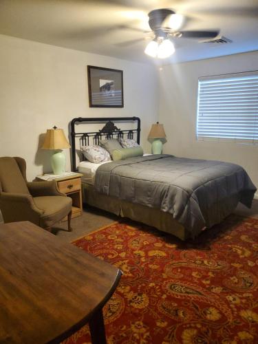 Schlafzimmer mit einem Bett und einem Deckenventilator in der Unterkunft Terrace Park Inn in Fort Morgan