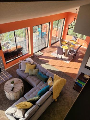 uma sala de estar com um sofá e uma mesa em Riverfront Escape with boat dock! em Parker