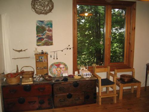 une chambre avec une table, des chaises et une fenêtre dans l'établissement Toipirka Kitaobihiro Youth Hostel, à Otofuke