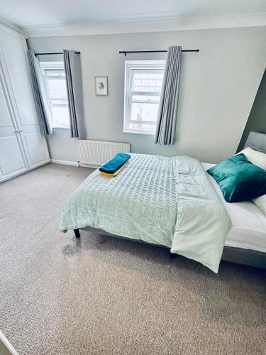 Cama ou camas em um quarto em Place2Stay Central Brighton Free Parking 3 Bed House