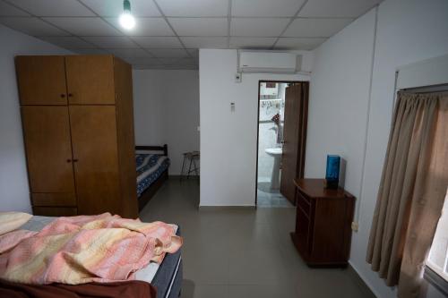 um quarto com uma cama, uma cómoda e um espelho em Casa amueblada en centro de Minas, Lavalleja em Minas