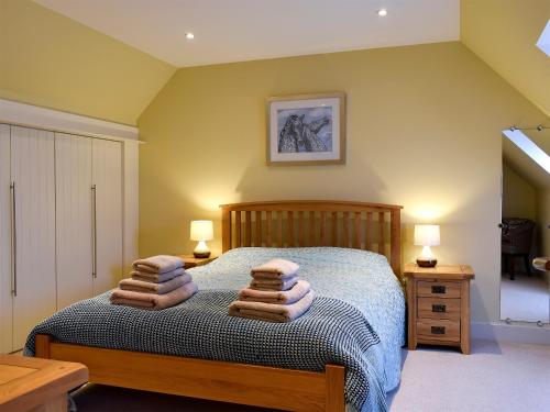 um quarto com uma cama com toalhas em The Haymakers em Grange