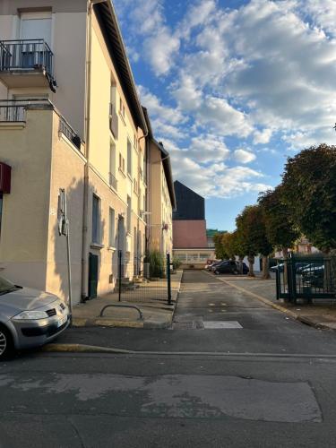 une rue vide avec une voiture garée à côté d'un bâtiment dans l'établissement Appartement 4 personnes proche d’un Circuit 24h du Mans, au Mans