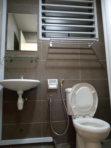 a bathroom with a toilet and a sink at LUXURY STAY - 2 ROOMS with CONDO Facility - Mount Austin JB - SPECIAL OFFER in Johor Bahru
