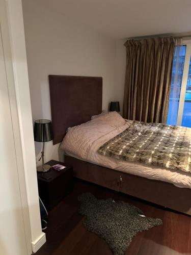 niewielka sypialnia z łóżkiem i oknem w obiekcie Andrei w Londynie