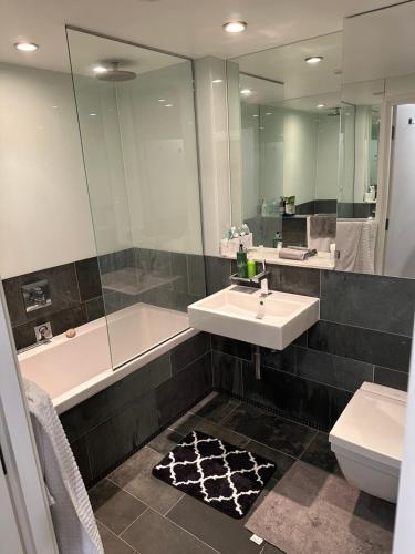 łazienka z umywalką, wanną i toaletą w obiekcie Andrei w Londynie