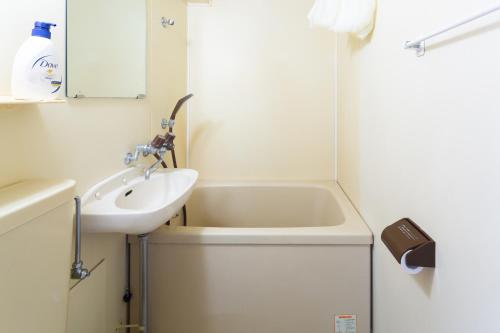 東京的住宿－Ueda Heights，浴室配有盥洗盆和浴缸。