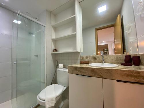 y baño con aseo, lavabo y ducha. en Bela Hospedagem - EcoSummer Flats em Tambaú, en João Pessoa