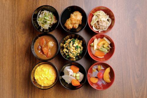 札幌的住宿－Travelodge Sapporo Susukino，一组装满不同种类食物的碗