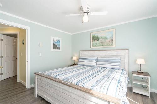 1 dormitorio blanco con 1 cama y 2 lámparas en Pacific Lights en Lincoln City