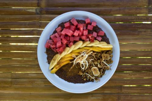 曼巴豪库尔马生态海滩度假村的桌上一碗食物,上面有一盘食物