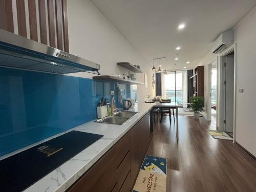 eine Küche mit einer blau-weißen Arbeitsplatte in der Unterkunft 2S Homestay in Hạ Long